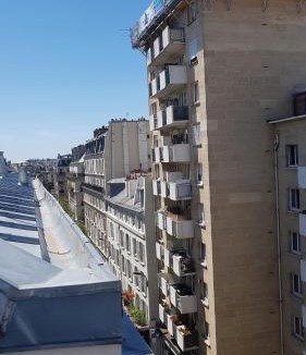 Quartier de la Folie-Mericourt Hotel | Hotel Cosmos