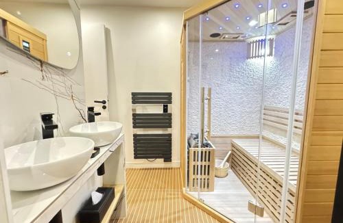 3rd Arrondissement Apartment | Impressionnists in Le Marais - Sauna & AC