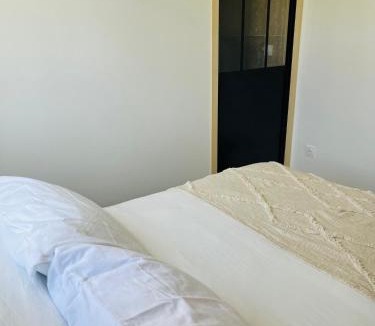 Les Pavillons-sous-Bois Apartment | Jaccuzi F2 proche du Canal