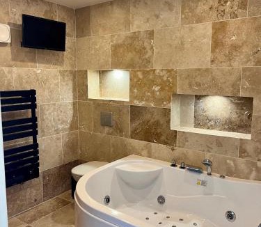 Les Pavillons-sous-Bois Apartment | Jaccuzi F2 proche du Canal