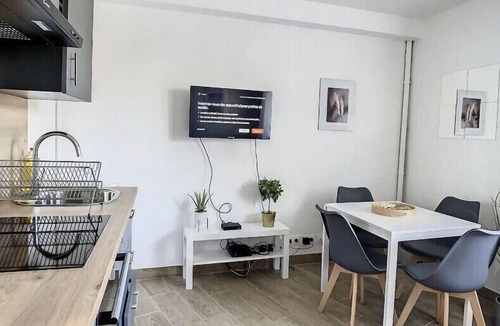 Livry-Gargan Apartment | L03 - Aéroport, Paris, Disney, Parc des Expositions by Villa Dengous