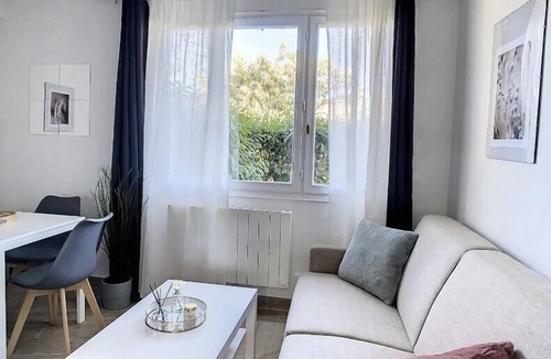 Livry-Gargan Apartment | L03 - Aéroport, Paris, Disney, Parc des Expositions by Villa Dengous
