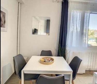 Livry-Gargan Apartment | L03 Villa Dengous - Cozy Aéroport CDG Wifi 4 pers