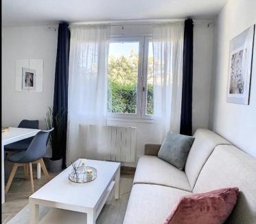 Livry-Gargan Apartment | L03 Villa Dengous - Cozy Aéroport CDG Wifi 4 pers