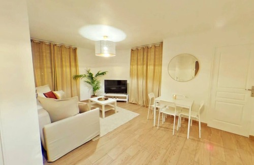 Livry-Gargan Apartment | L05 - Aéroport, Paris, Disney, Parc des Expositions by Villa Dengous