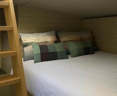 Saint-Cloud Boat Rental | La cabine du capitaine
