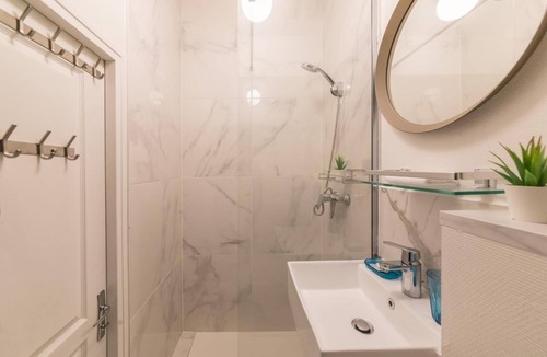 9th Arrondissement Apartment | Lafayette - Saint-Lazare 62 : Cosy apartment for 2