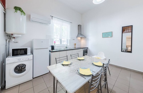 Neuilly-Plaisance Apartment | Le Duplex de la Gare sleeps 2
