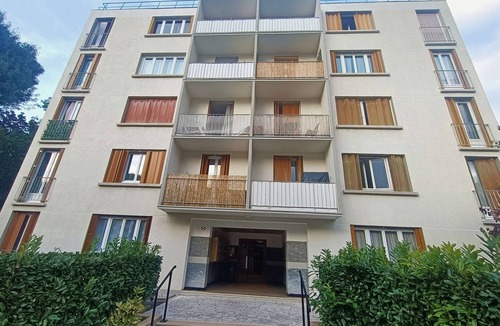 Thiais Apartment | Le Nid de Basch awaits you! Located in a residential area in the commune of Thiais.