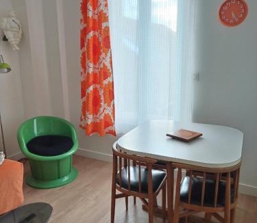 Esbly Apartment | Le vintage, 10 min de Disneyland, 30 min de Paris - 50 m gare- 30 min CDG aéroport