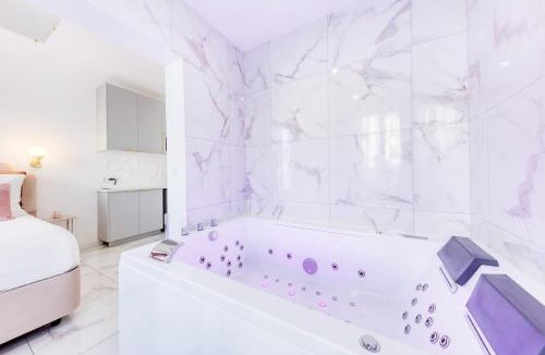 Les Pavillons-sous-Bois Apartment | Love Room Suite Jacuzzi