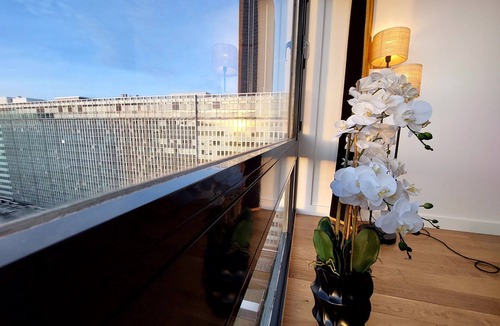 Plaisance Apartment | Luxury Facing the Eiffel Tower, Metro 1 min away, Parking
