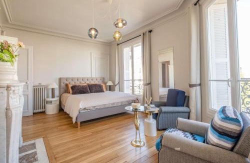 16th Arrondissement Apartment | Luxury Flat Eiffel View 3BR 7 Guests