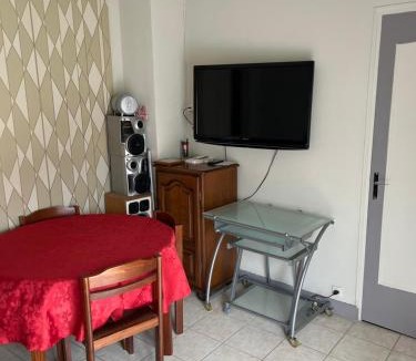 Chelles House | Maison Indépendante CHELLES , Paris Disney Proche JO 2024 Vaires sur Marne est a 10 minutes de Chelles des épreuves Olympique de canoé kayac 2 chambres