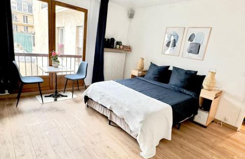 3rd Arrondissement Apartment | Marais Flat with Balcony-Style Windows & Office