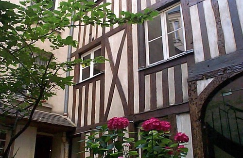 3rd Arrondissement Apartment | Marais - Unique 'Country Cottage in Heart of Paris' Romantic Garden Apartment