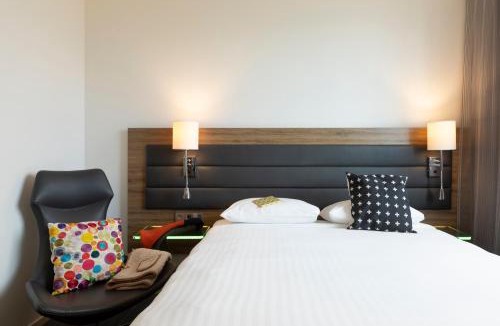 Roissy-en-France Hotel | Moxy Paris Charles de Gaulle Airport