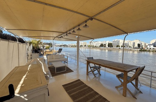 Levallois-Perret Boat Rental | Péniche avec magnifique vue et à 15 minutes des Champs Elysées.