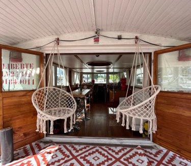 Asnieres-sur-Seine Boat Rental | Péniche Liberté