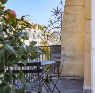 L'Europe Apartment | Parc Monceau Artist's Atelier