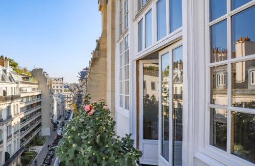 L'Europe Apartment | Parc Monceau Artist's Atelier