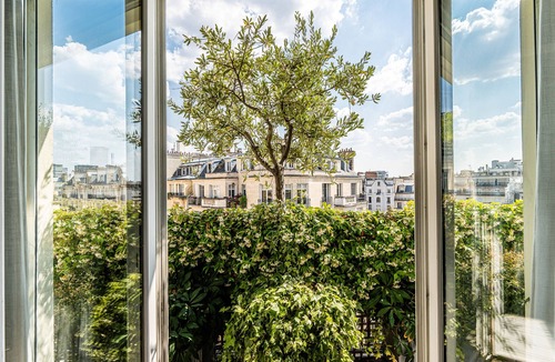 16th Arrondissement Apartment | Penthouse Offrant une vue sur la Tour Eiffel, Avec Balcons au Calme Absolu