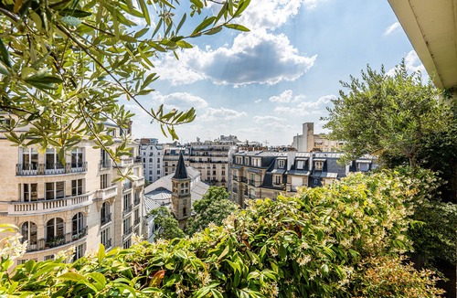 16th Arrondissement Apartment | Penthouse Offrant une vue sur la Tour Eiffel, Avec Balcons au Calme Absolu