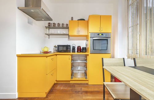 Quartier de la Folie-Mericourt Apartment | Psychédelique, 2BR/2BA, 4 people