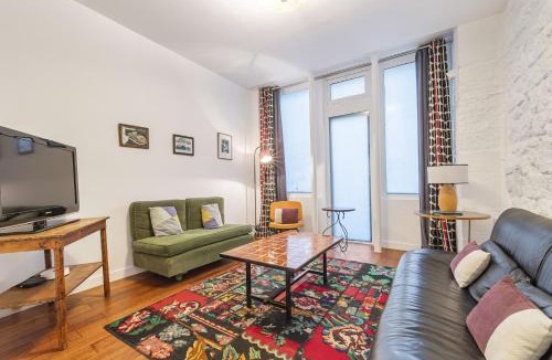 Quartier de la Folie-Mericourt Apartment | Psychedelic