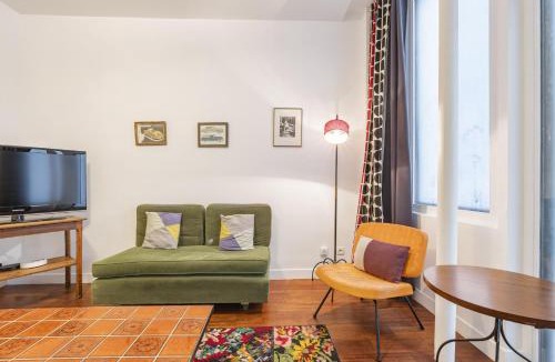 Quartier de la Folie-Mericourt Apartment | Psychedelic