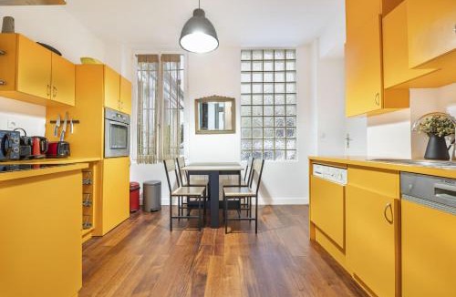 Quartier de la Folie-Mericourt Apartment | Psychedelic