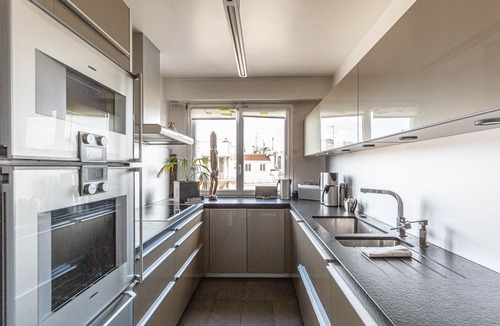 Chaillot Apartment | Rooftop Views of the Arc de Triomphe, by Veeve