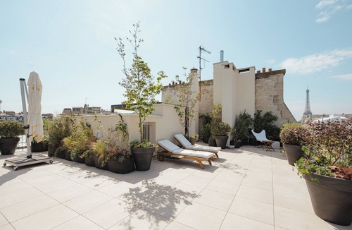 Chaillot Apartment | Rooftop Views of the Arc de Triomphe, by Veeve
