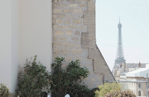 Chaillot Apartment | Rooftop Views of the Arc de Triomphe, by Veeve