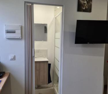 Neuilly-sur-Marne Apartment | Studio bien équipé et indépendant avec véranda commune