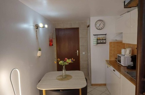 Village Apartment | The Sunny Suite, warm and modern!