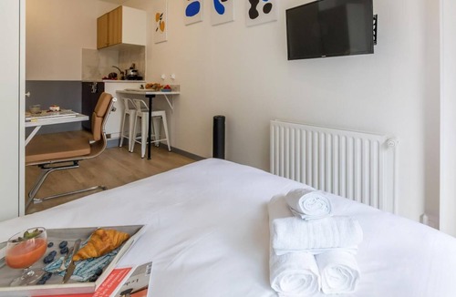 15th Arrondissement Apartment | Tour Eiffel - Saint-Charles 14: cosy flat for 2