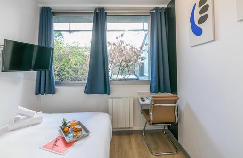 15th Arrondissement Apartment | Tour Eiffel - Saint-Charles 15: cosy flat for 2