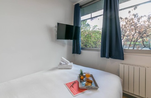 15th Arrondissement Apartment | Tour Eiffel - Saint-Charles 15: cosy flat for 2
