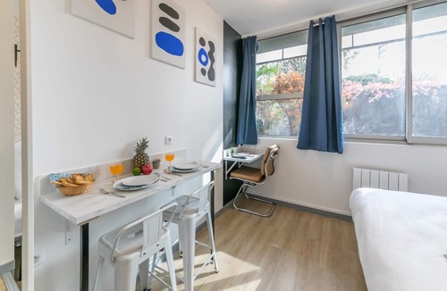 15th Arrondissement Apartment | Tour Eiffel - Saint-Charles 17: Apt. for 2