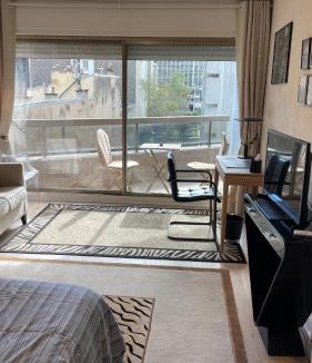 Faubourg-du-Roule Apartment | Un studio de luxe Les Champs Elysées
