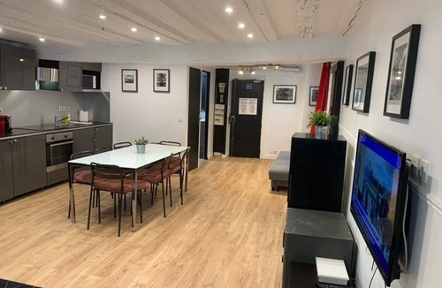 Quartier Sainte-Avoye Apartment | Urban Flat 100 - Pretty 2 Bedroom - Beaubourg Marais