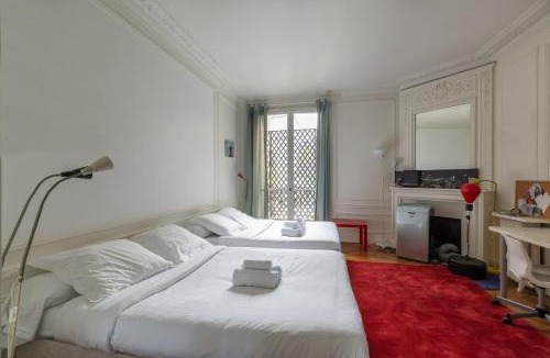 Auteuil Apartment | Veeve - Balcony Bliss