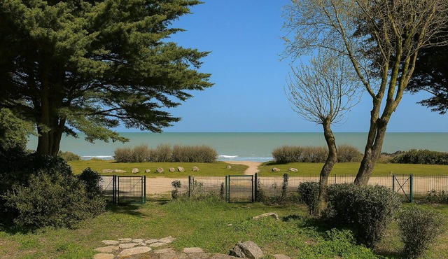 Family home with view and direct access to the beach, in the village center