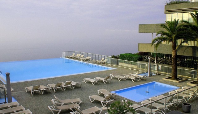 mit Pool Infinity by Interhome