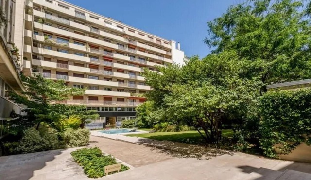 Peaceful 5-bedroom apartment in charming Paris for your stay