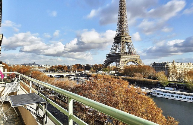 1618 - Eiffel Tower View - Luxury Parisian Retreat