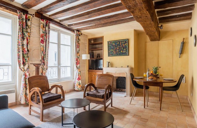 LOVELY LATIN QUARTER STUDIO STEPS FROM PANTHEON!