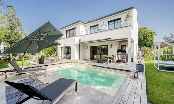 Rueil-Malmaison Villa | 287 m² Villa ∙ 4 bedrooms ∙ 8 guests