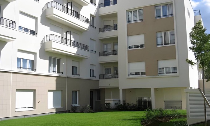 Plateau - Mont-Valerien Apartment | 32 m² Serviced apartment ∙ 127 guests
